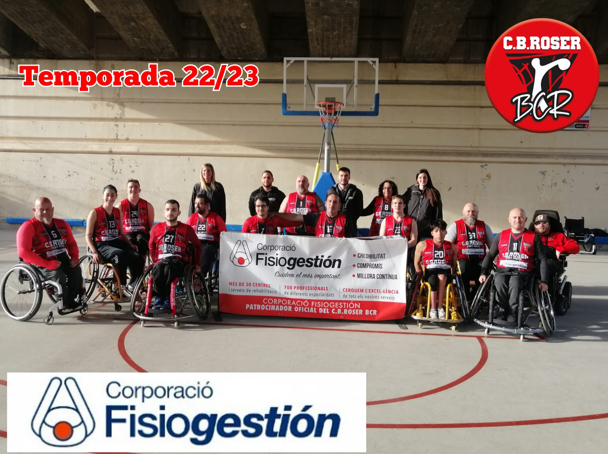 Foto del equipo temporada 2022/2023 del club delante de una cesta de baloncesto con el maillot del equipo y el logo del patrocinador Fisiogestion.